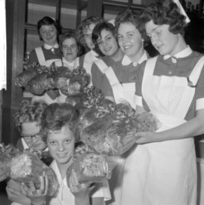Haarlemse bakkers delen krentebrood uit, Bestanddeelnr 913-7544