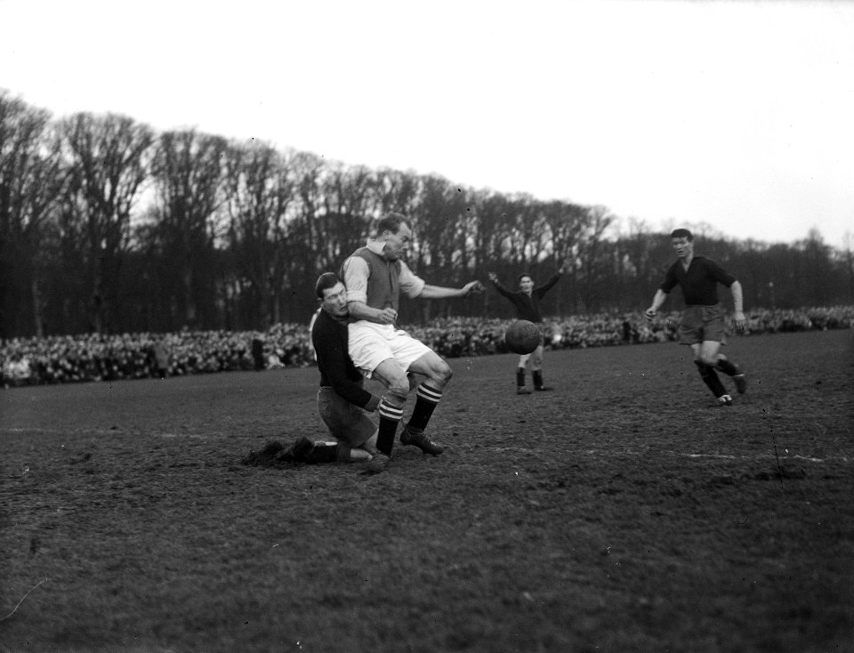 Haarlem tegen Ajax 1-1. Fisher en Kluit in zonderling parket, Bestanddeelnr 902-5262