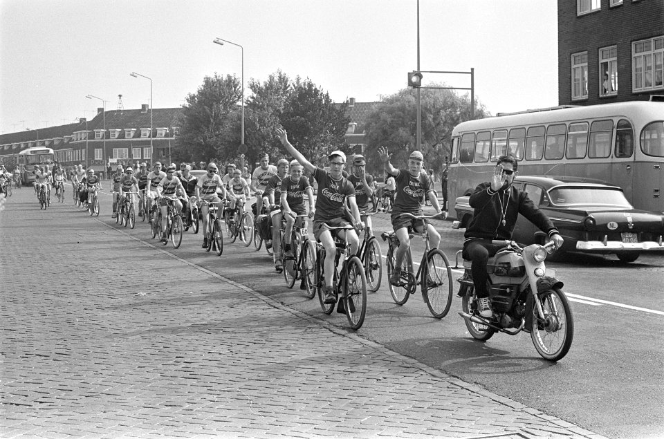 Haarlemse Muggentoer gestart Het vertrek van de caravan van het Planetenplein t, Bestanddeelnr 915-3713