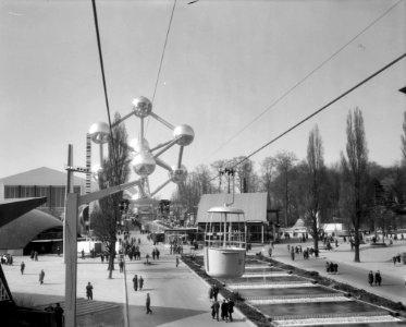 Haarlemse bloemenmeisjes brengen bezoek aan de Expo, Bestanddeelnr 909-5043