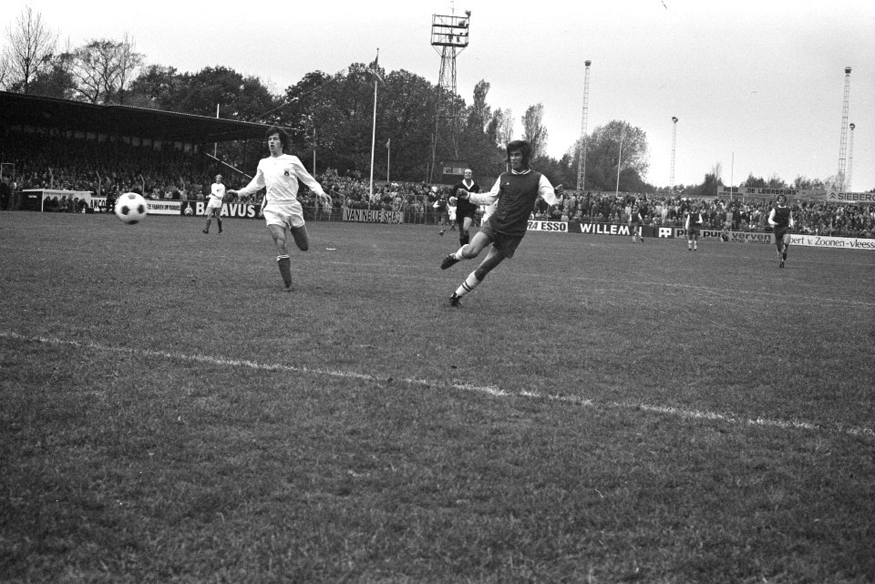 Haarlem tegen Go Ahead Eagles 5-2, Vosmaer (rechts) maakt zijn derde doelpunt, Bestanddeelnr 925-9675
