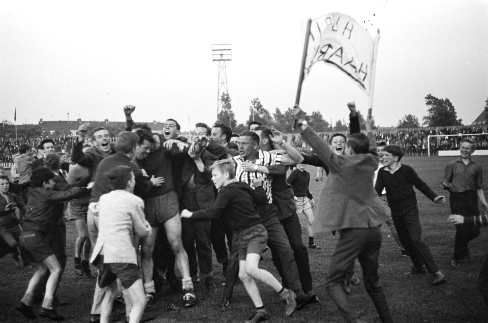 Haarlem tegen DFC 2-3 Supporters op het veld, Bestanddeelnr 915-2584