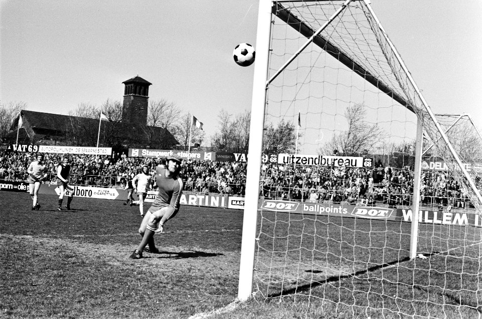 Haarlem tegen MVV 3-1, Huyg (midden) scoort 2e doelpunt, Bestanddeelnr 927-8828