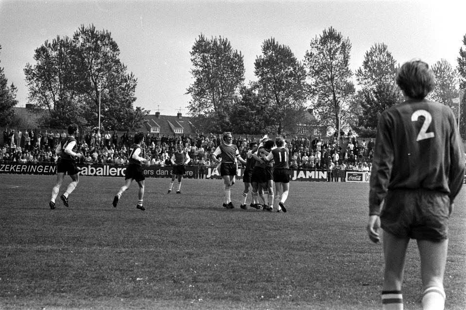 Haarlem tegen DWS 0-1 DWS-spelers juichen na doelpunt, Bestanddeelnr 923-5306