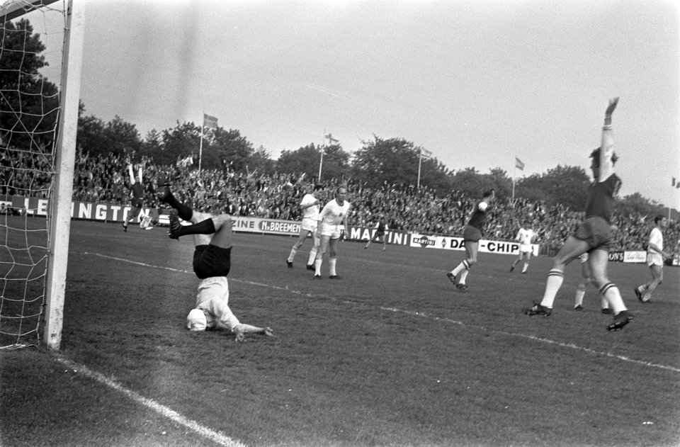 Haarlem tegen Helmond Sport 3-0, Haarlem naar de eredivis Couperus (rechts juich, Bestanddeelnr 922-4793