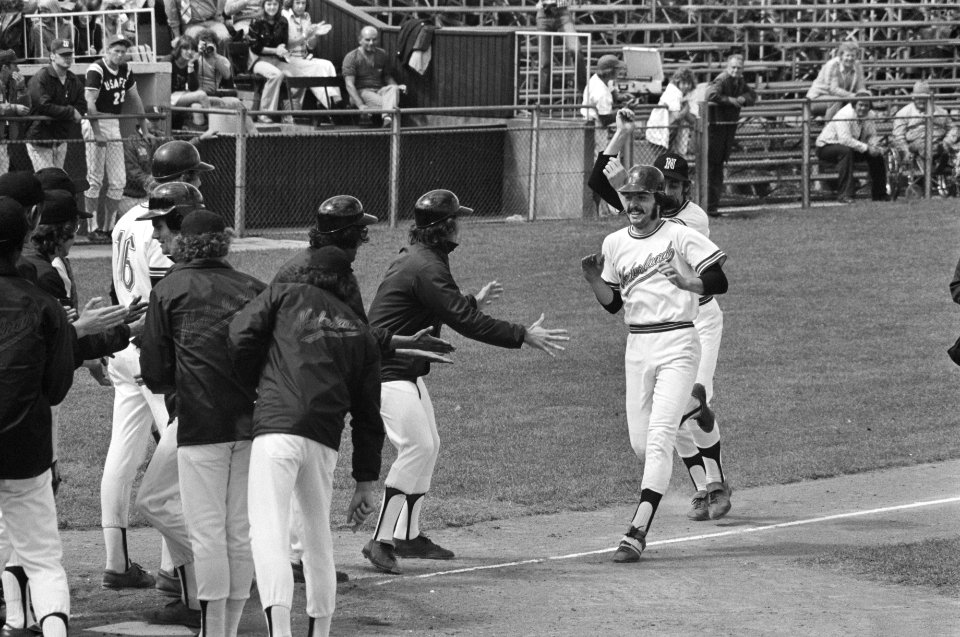 Haarlemse honkbalweek Nederland tegen USEF gejuich na home-run, Bestanddeelnr 927-3222