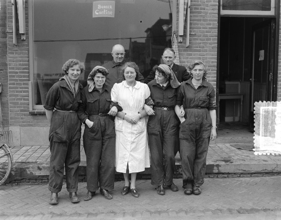 Haarlemse meisje helpen in Oude Tonge . Groepjes, Bestanddeelnr 905-6260
