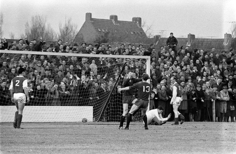 Haarlem tegen HVC 2-2. Jonker (Haarlem) maakt 2e doelpun t op grond keeper Heitm, Bestanddeelnr 914-9395