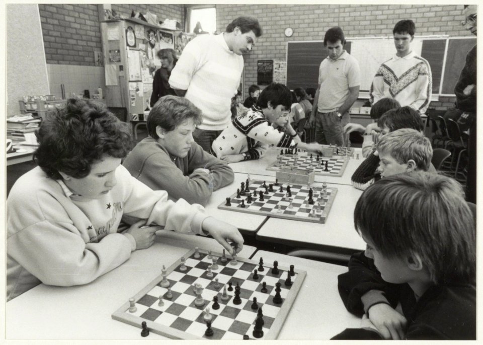 Haarlems kampioenschap schaken voor basisscholen in een lokaal van de Bavoschool aan de Westergracht 3. NL-HlmNHA 54020788