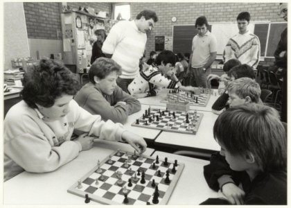 Haarlems kampioenschap schaken voor basisscholen in een lokaal van de Bavoschool aan de Westergracht 3. NL-HlmNHA 54020788