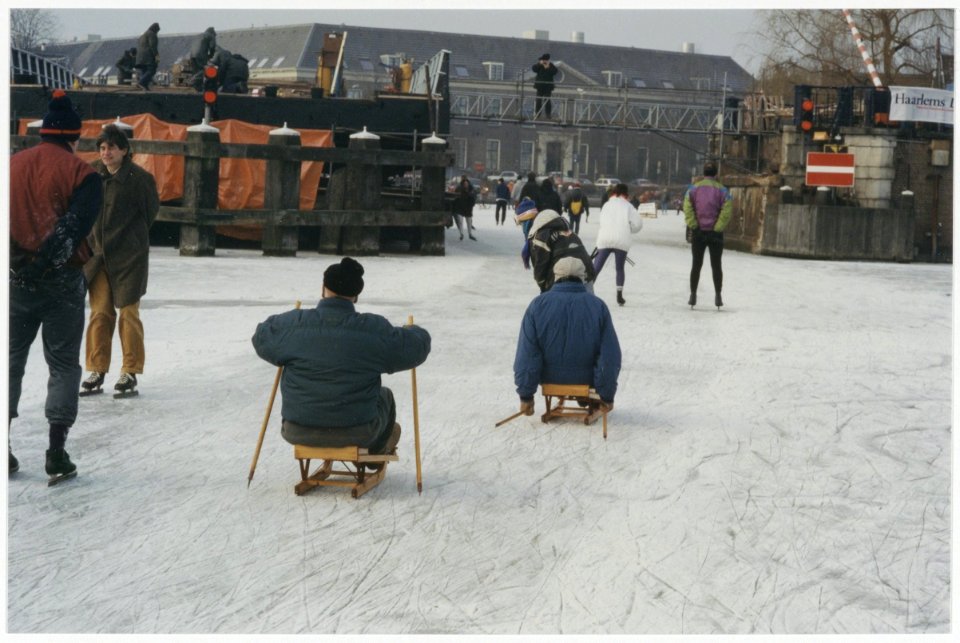 Haarlems Dagblad toertocht, op de schaats over o.a. het Spaarne en de Ringvaart. NL-HlmNHA 54036302