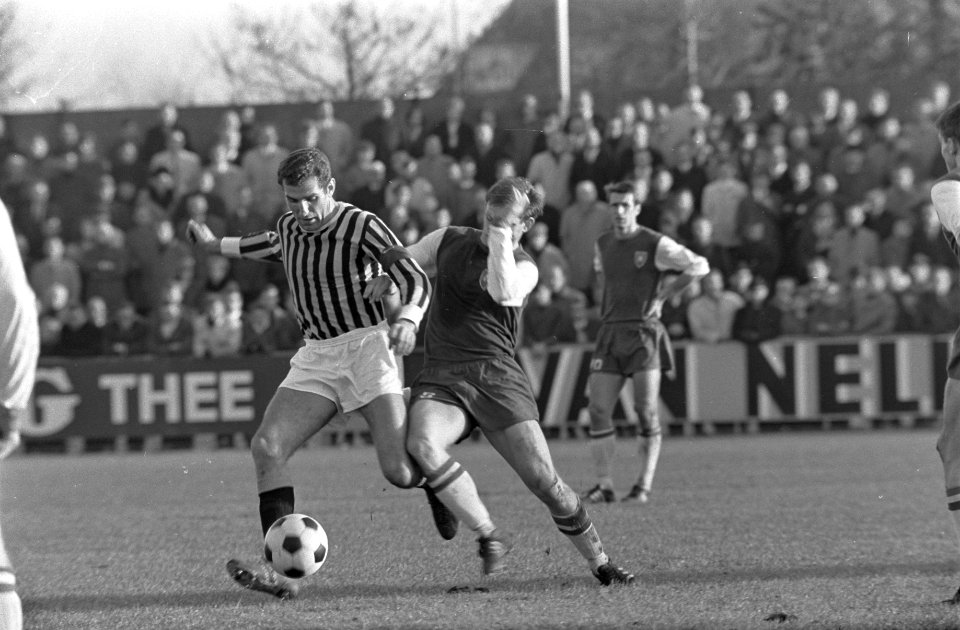 Haarlem-Vitesse 1-2. Bosveld (Vitesse) in duel met rechts Lefering, Bestanddeelnr 921-8838