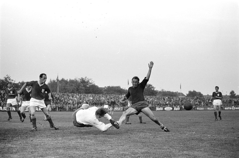 Haarlem tegen DFC 2-3 Keeper Harry Hentenaar van DFC weet bal voor voeten van A, Bestanddeelnr 915-2582