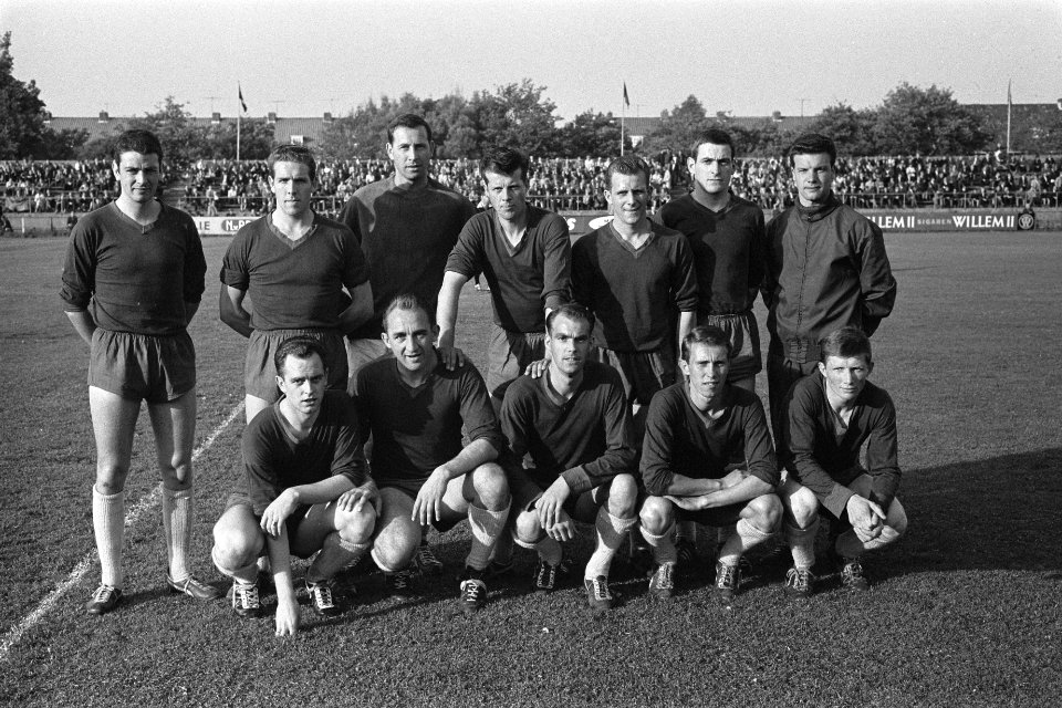 Haarlem tegen DFC 2-3. Elftal Haarlem. Staand v.l.n.r. Dinkelberg, Maas, Van t K, Bestanddeelnr 915-2583