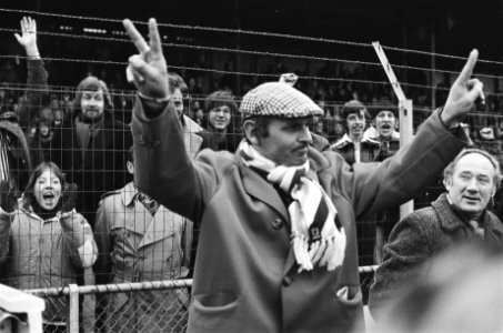 Haarlem tegen Feyenoord 2-0, trainer Barry Hughes juicht, Bestanddeelnr 929-5486