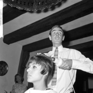 Haarstijl Tendens 1966, van dameskapper Mario (kort kapse kapper Mario aan het w, Bestanddeelnr 917-9896