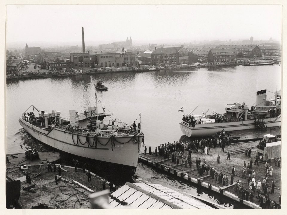 Haarlemse Scheepsbouw Mij. Waarderweg 22a. De mijnenveger Meppelwordt te water gelaten. NL-HlmNHA 54004645