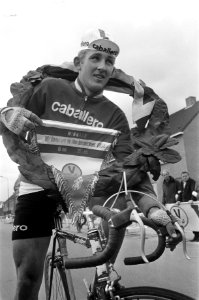 Haarlemmermeerronde finish. Winnaar Leen de Groot maakt ereronde, Bestanddeelnr 921-3613