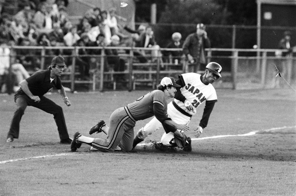 Haarlemse honkbalweek Nederland tegen Japan Harm Horema (l) tikt Seki uit Sche, Bestanddeelnr 929-8574