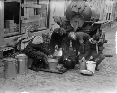 Haarlemse meisje helpen in Oude Tonge . Groepjes, Bestanddeelnr 905-6259