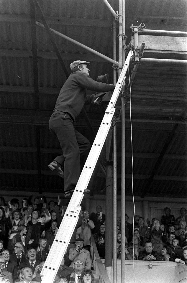 Haarlem tegen NEC 1-1 Barry Hughes (Haarlem-trainer ) moet buiten het veld blij, Bestanddeelnr 928-8745