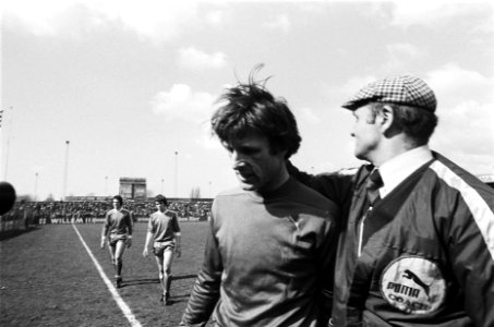 Haarlem tegen PSV 1-0, doelpuntmaker Van de Berg (l) met trainer Barry Hughes na, Bestanddeelnr 929-6734