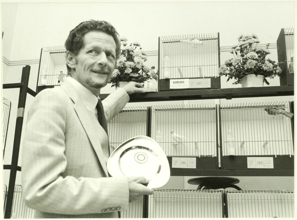 Haarlemse Vogelvereniging Onderling Genoegen. Kweker J. Damsteek is kampioen en mocht het nationale bondskruis alsmede een bord in ontvangst nemen. NL-HlmNHA 5400466920