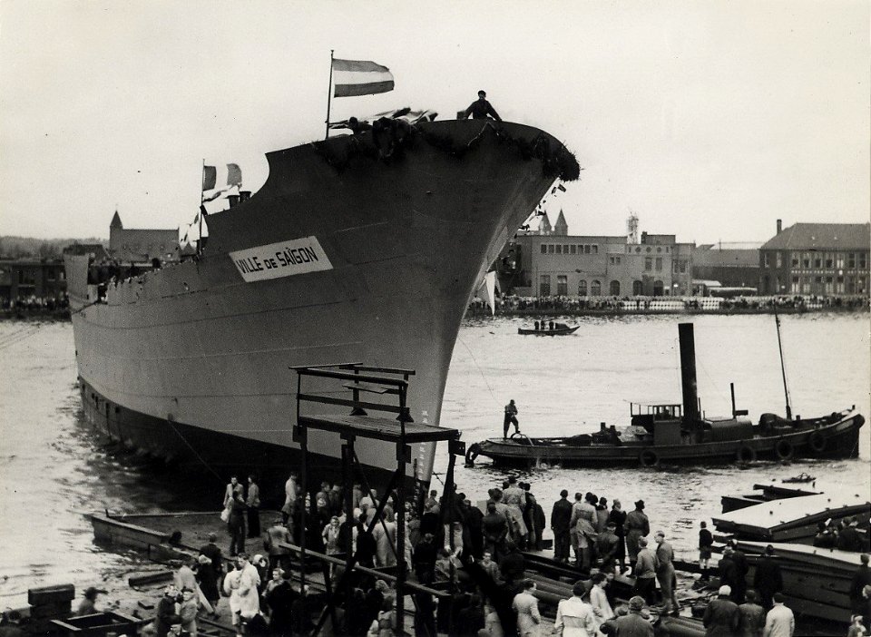 Haarlemse Scheepsbouw Maatschappij, Waarderweg 22a. De tewaterlating van de Ville de Saigon, op 28 oktober door de Keizerin van Vietnam. Aangekocht in 1977 van fotograaf C. de Boer. Identifi, NL-HlmNHA 54010752