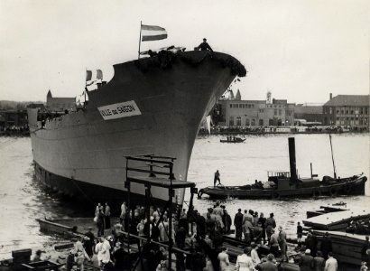 Haarlemse Scheepsbouw Maatschappij, Waarderweg 22a. De tewaterlating van de Ville de Saigon, op 28 oktober door de Keizerin van Vietnam. Aangekocht in 1977 van fotograaf C. de Boer. Identifi, NL-HlmNHA 54010752