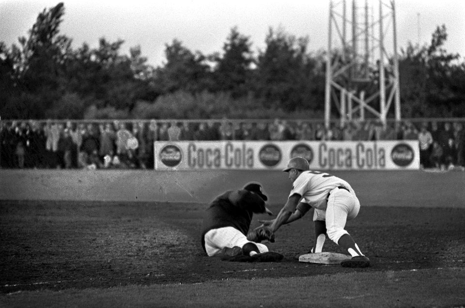 Haarlemse Honkbalweek Nederland tegen Sullivans. Jack Benedict tikt Herman Beids, Bestanddeelnr 921-5305