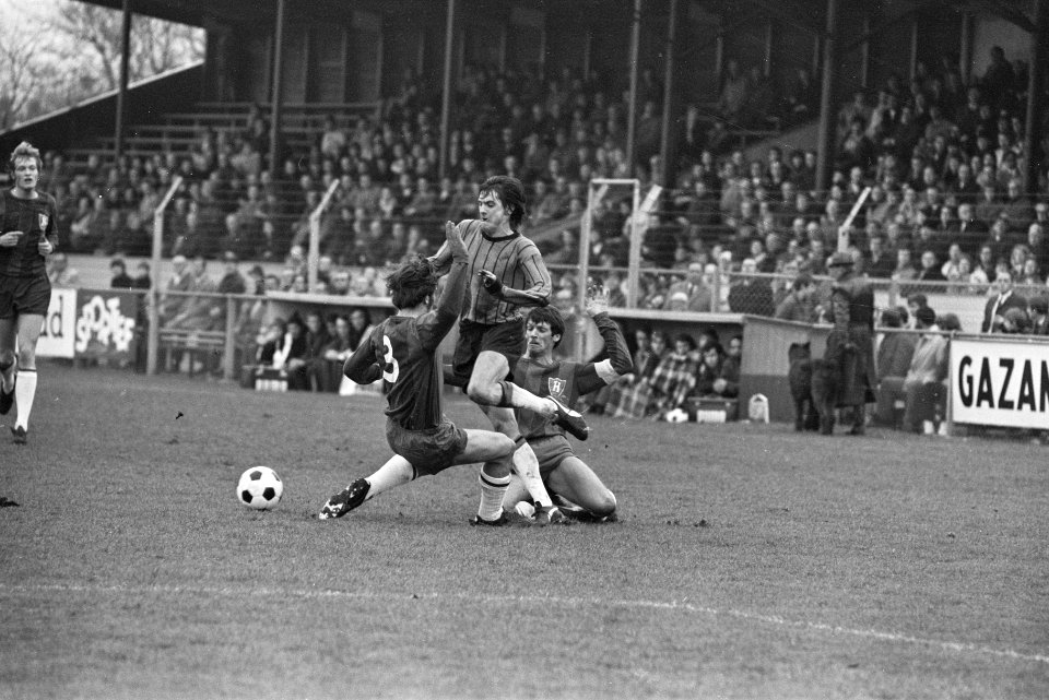 Haarlem tegen DWS 2-2 v.l.n.r. duel Hoeben (Haarlem), G. Deykers (DWS), Wentink, Bestanddeelnr 924-2868