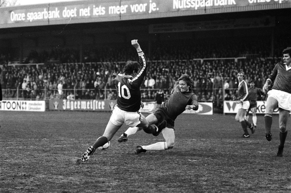 Haarlem tegen FC Utrecht . Kleton in duel met V. Veen (l.) van Utrecht, Bestanddeelnr 932-0812