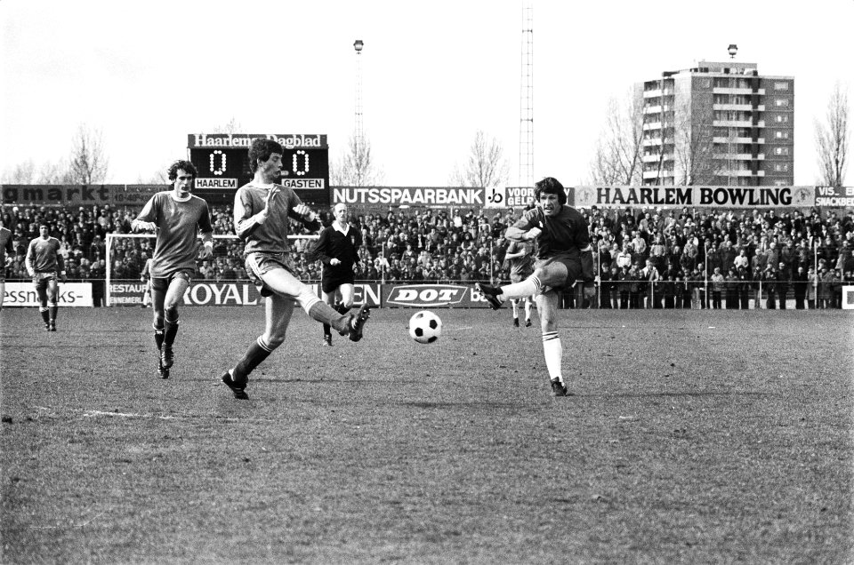 Haarlem tegen PSV 1-0, 18 Piet van de Berg van Haarlem scoort, Ernie Brandts van, Bestanddeelnr 929-6733
