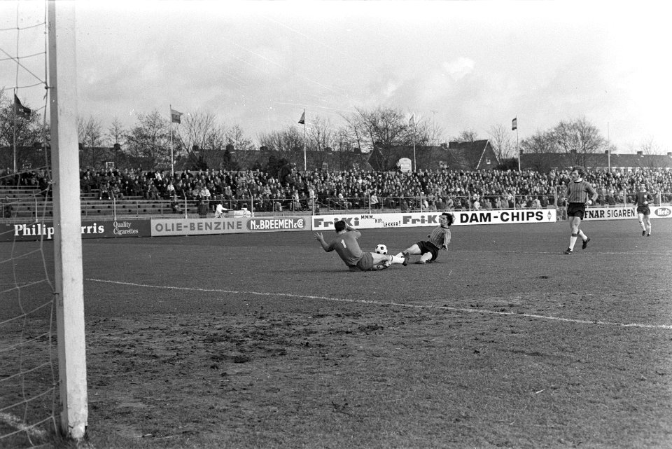 Haarlem tegen DWS 2-2 Deykers (rechts) scoort liggend, Bestanddeelnr 924-2869
