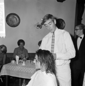 Haarstijl Tendens 1966, van dameskapper Mario (kort kapse kapper Mario aan het w, Bestanddeelnr 917-9897