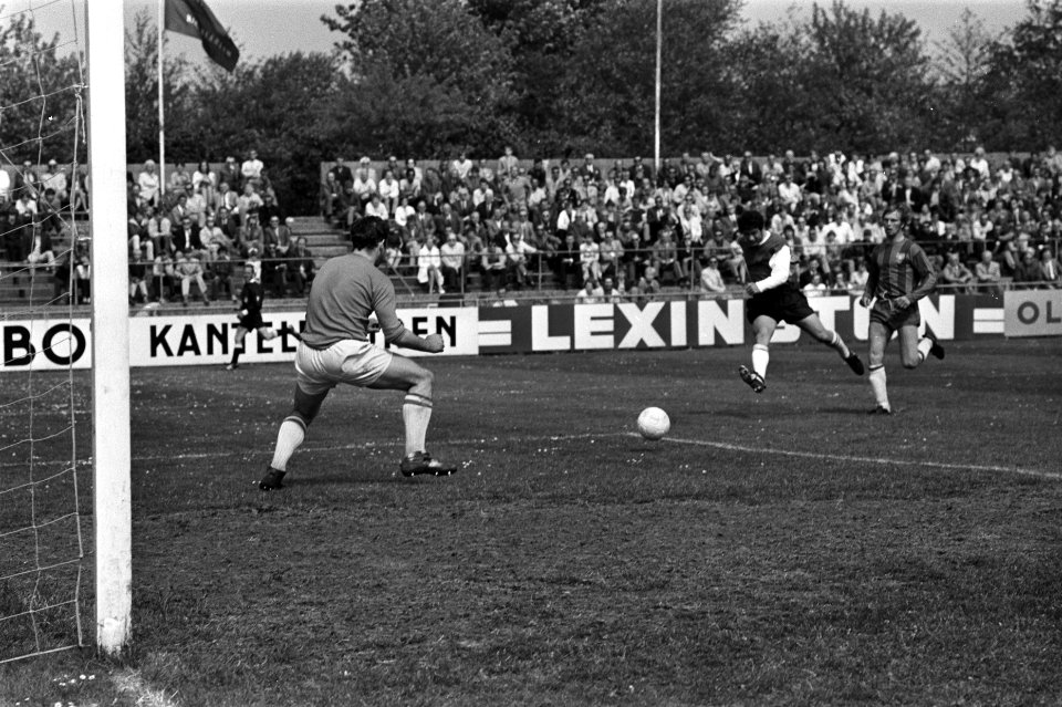 Haarlem tegen DWS 0-1 Bish scoort 1-0, Bestanddeelnr 923-5307