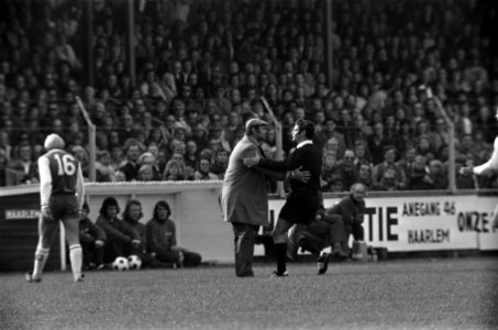 Haarlem tegen Feyenoord 0-3, Haarlemtrainer Barry Hughes wordt door scheidsrecht, Bestanddeelnr 927-4826