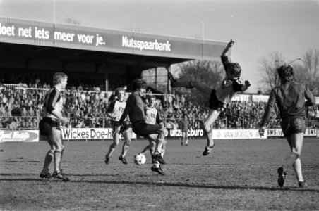 Haarlem tegen NAC 4-1. NAC-speler Anton Joore maakt sprong om Haarlem-speler ( t, Bestanddeelnr 931-9788