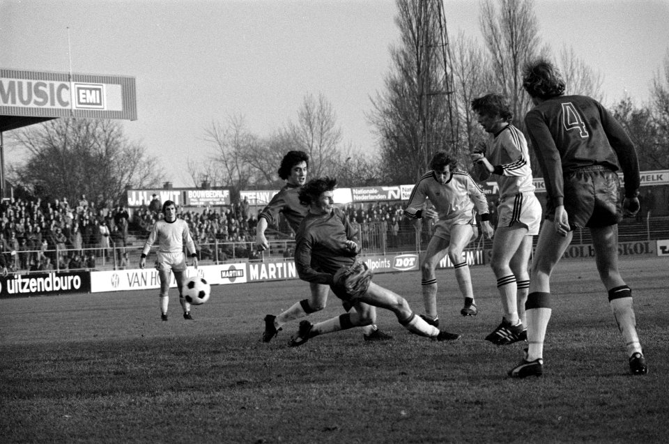 Haarlem tegen FC Twente 1-1, Arnold Mühren (2e van r) scoort voor Twente, George, Bestanddeelnr 929-4692