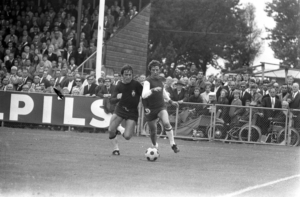 Haarlem tegen Go Ahead 1-1, r. Van Slooten (Haarlem), aktie, Bestanddeelnr 922-7469