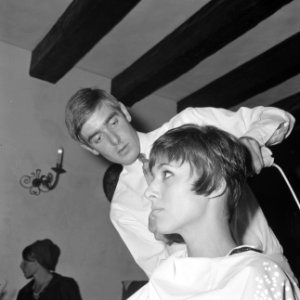 Haarstijl Tendens 1966, van dameskapper Mario (kort kapse kapper Mario aan het w, Bestanddeelnr 917-9895