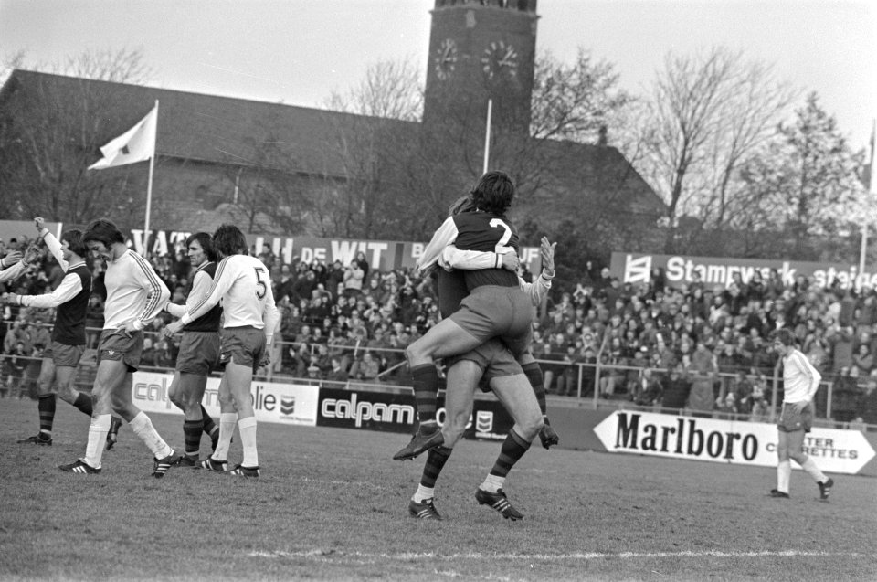 Haarlem tegen FC Groningen 3-0 Wentink (rechts) wordt gefeliciteerd na score, Bestanddeelnr 928-4156