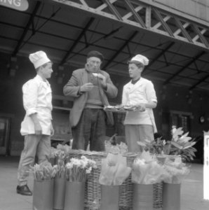 Haarlemse bakkers delen krentebrood uit, Bestanddeelnr 913-7543