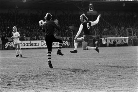 Haarlem tegen FC VVV 1-0, Kleton scoort langs doelman Sobsczak, Bestanddeelnr 928-5381