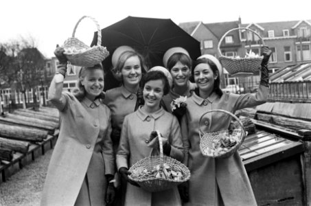 Haarlemse Bloemenmeisjes Anne en Charlotte onder paraplue Een van de bloemenmeis, Bestanddeelnr 921-1829