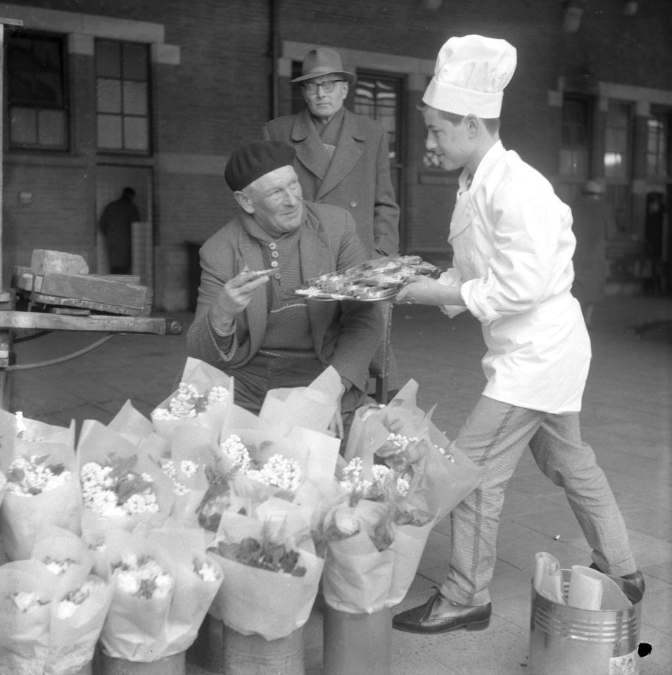 Haarlemse bakkers delen krentebrood uit, Bestanddeelnr 913-7539