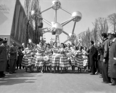 Haarlemse bloemenmeisjes brengen bezoek aan de Expo, Bestanddeelnr 909-5041