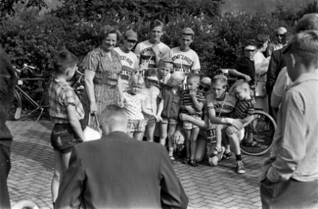 Haarlemse Muggentoer gestart Het vertrek van de caravan van het Planetenplein t, Bestanddeelnr 915-3714