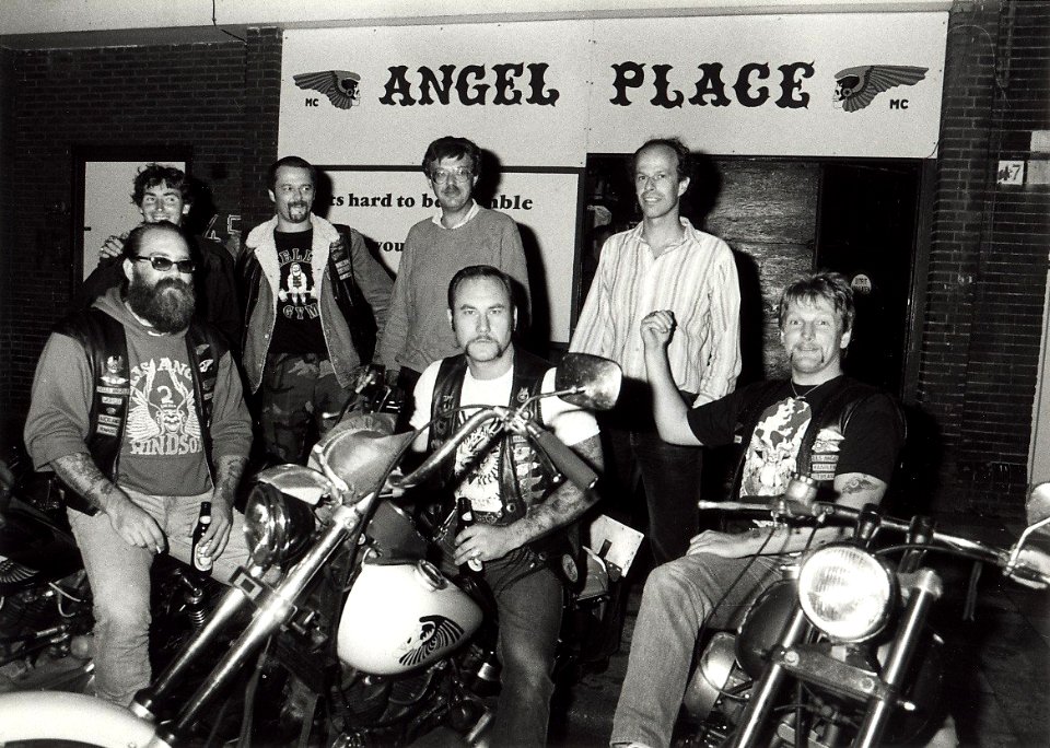 Haarlemse politici op bezoek bij de Hells Angels aan de Parklaan 45. Aangekocht in 1988 van United Photos de Boer. - Negatiefnummer 28098 k 34. - Gepubliceerd in het Haarlems Dagblad van 11.09.1987
