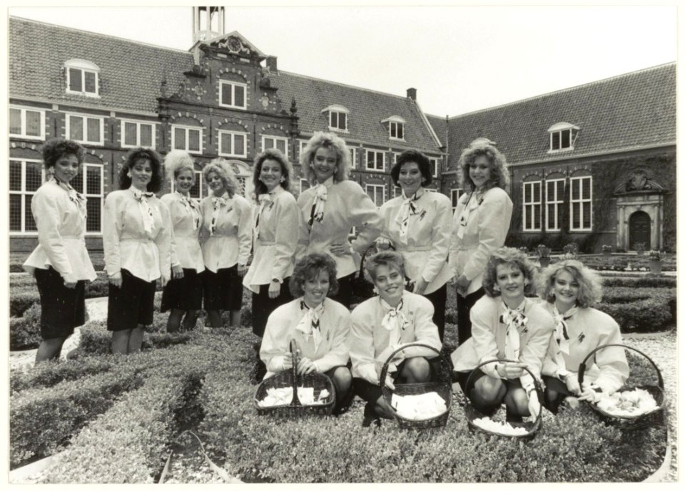 Haarlemse bloemenmeisjes op de binnenplaats van het Frans Halsmuseum. V.l.n.r. Sandra Baars, Yvonne Jutjens, Ines Schoornagel, Karen Meijers, Irma Walraven, Mirelle Richters, Elizabeth Mart, NL-HlmNHA 54023540